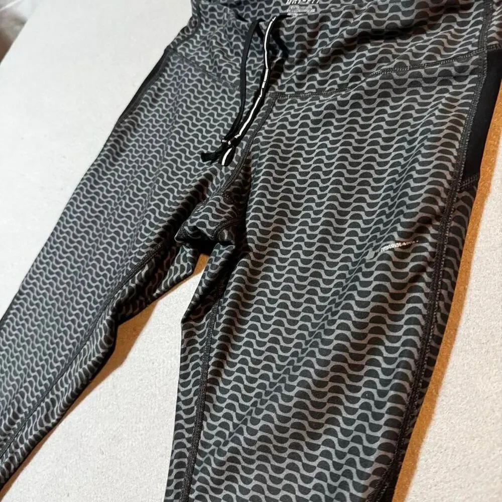 Nike Women's Black and Grey Leggings